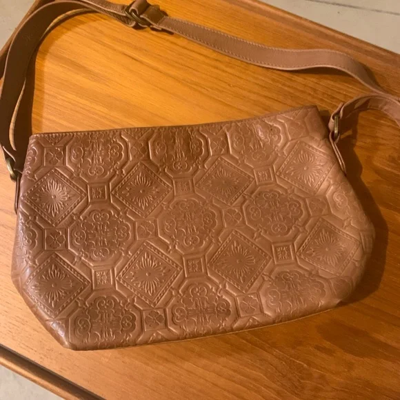 Liz Claiborne Tan Embossed Shoulder Bag - Picture 1 of 4